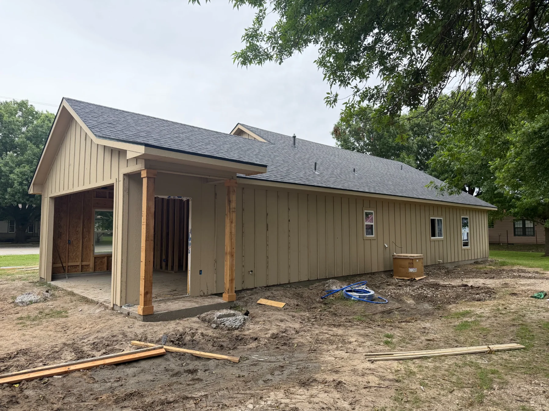 Completed Class 4 Onyx Black shingle roof on a new-construction home in Lindsay Texas